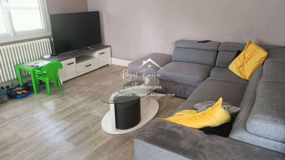 Espace salon  - Maison à CHATELLERAULT