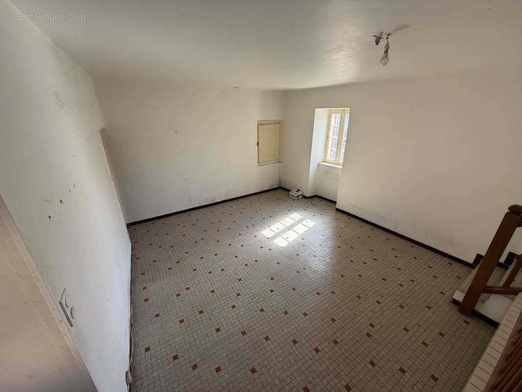 Maison à SAINT-VICTOR-ET-MELVIEU