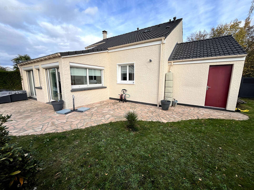 Maison à VOISINS-LE-BRETONNEUX