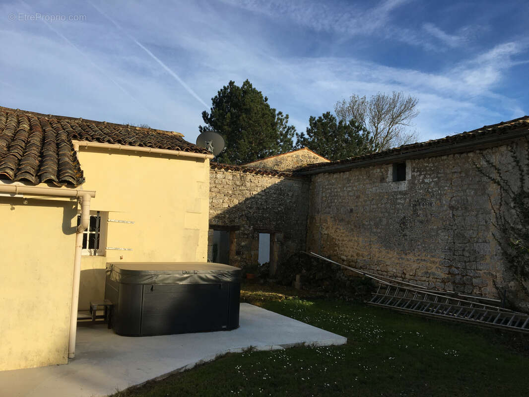 Maison à SAINT-SIGISMOND-DE-CLERMONT