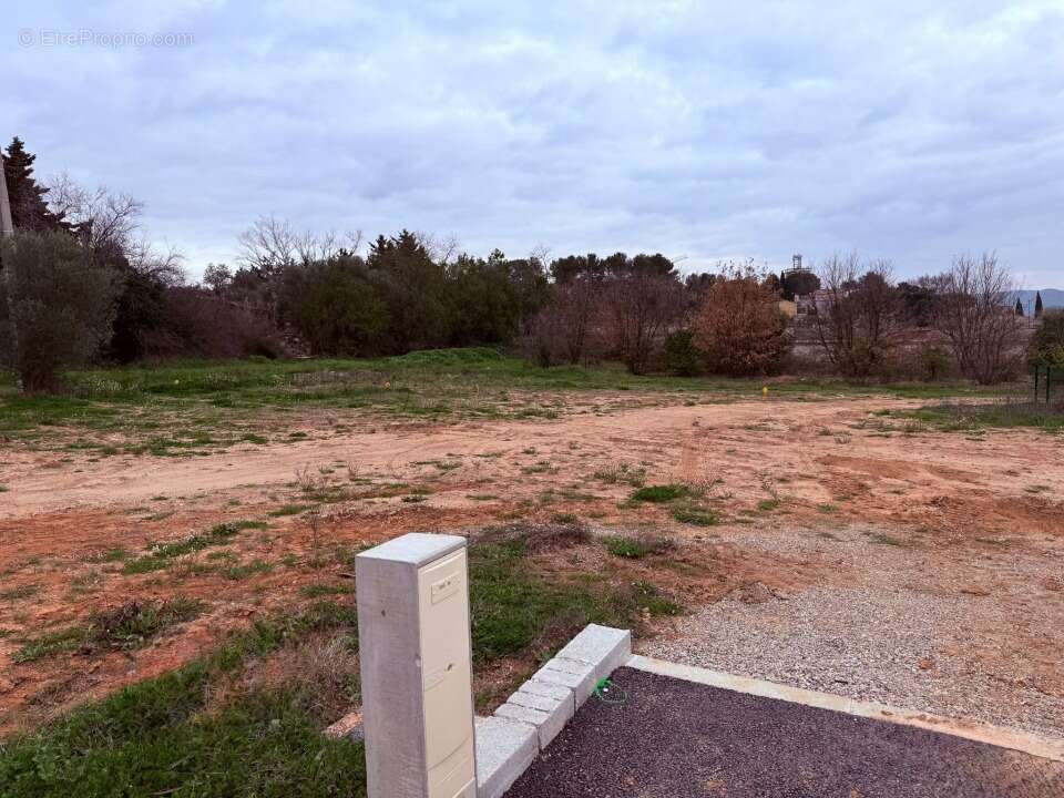 Terrain à POURRIERES