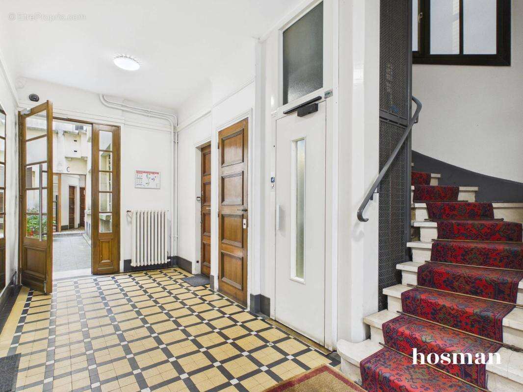 Studio avec cuisine séparée de 24 m² - avec ascenseur et cave - Rue Turgot, Paris 9ème - photo 13