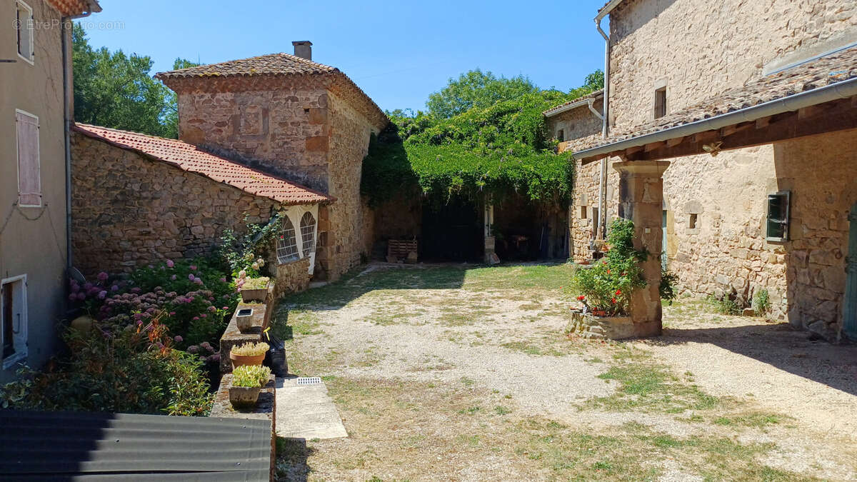 Ensemble immobilier avec dépendances, piscine et lac - photo 5