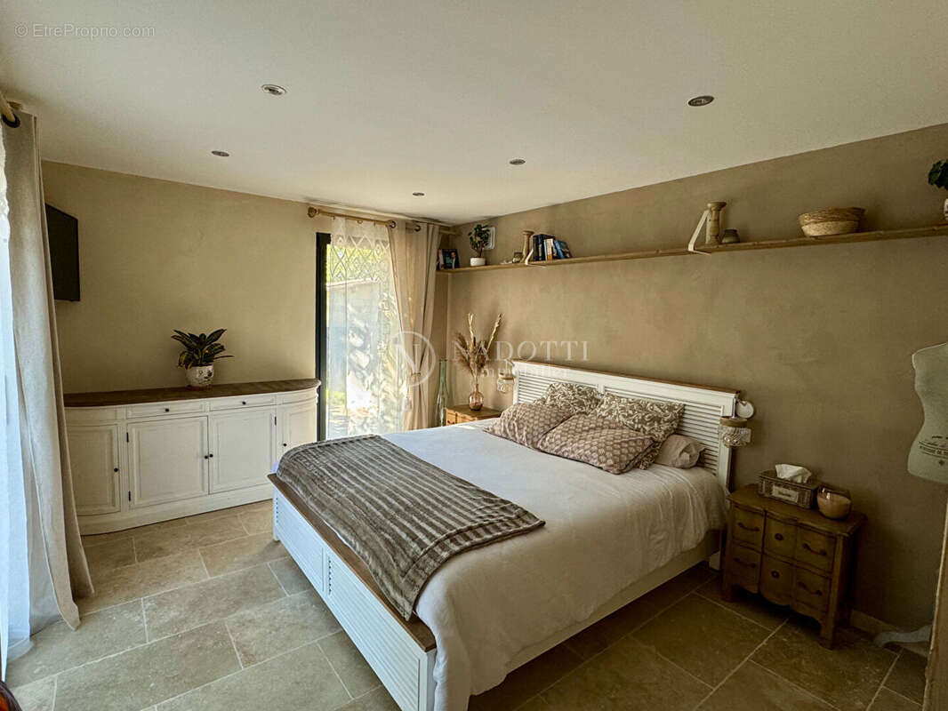 Gordes, superbe villa au coeur des chènes vert sur 1763 m² de terrain clos - photo 10