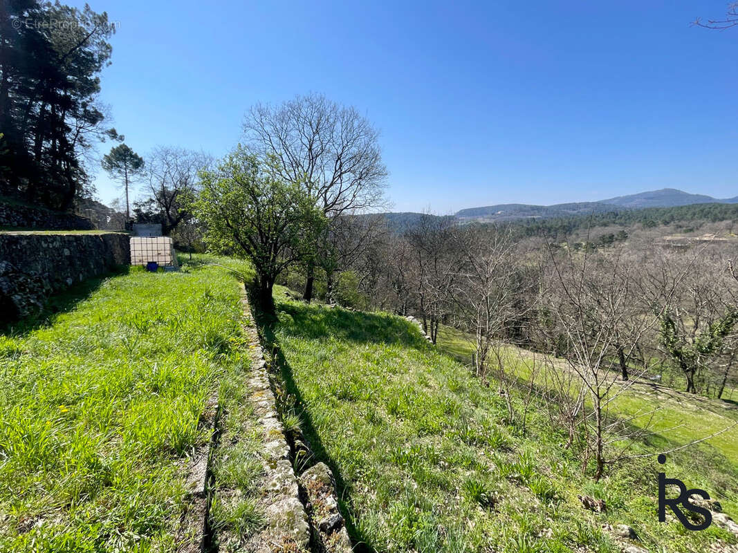 Une lumineuse maison de village de 167 m2 avec 5259 m2 de terrain en partie séparé, au calme avec belles vues. - photo 3