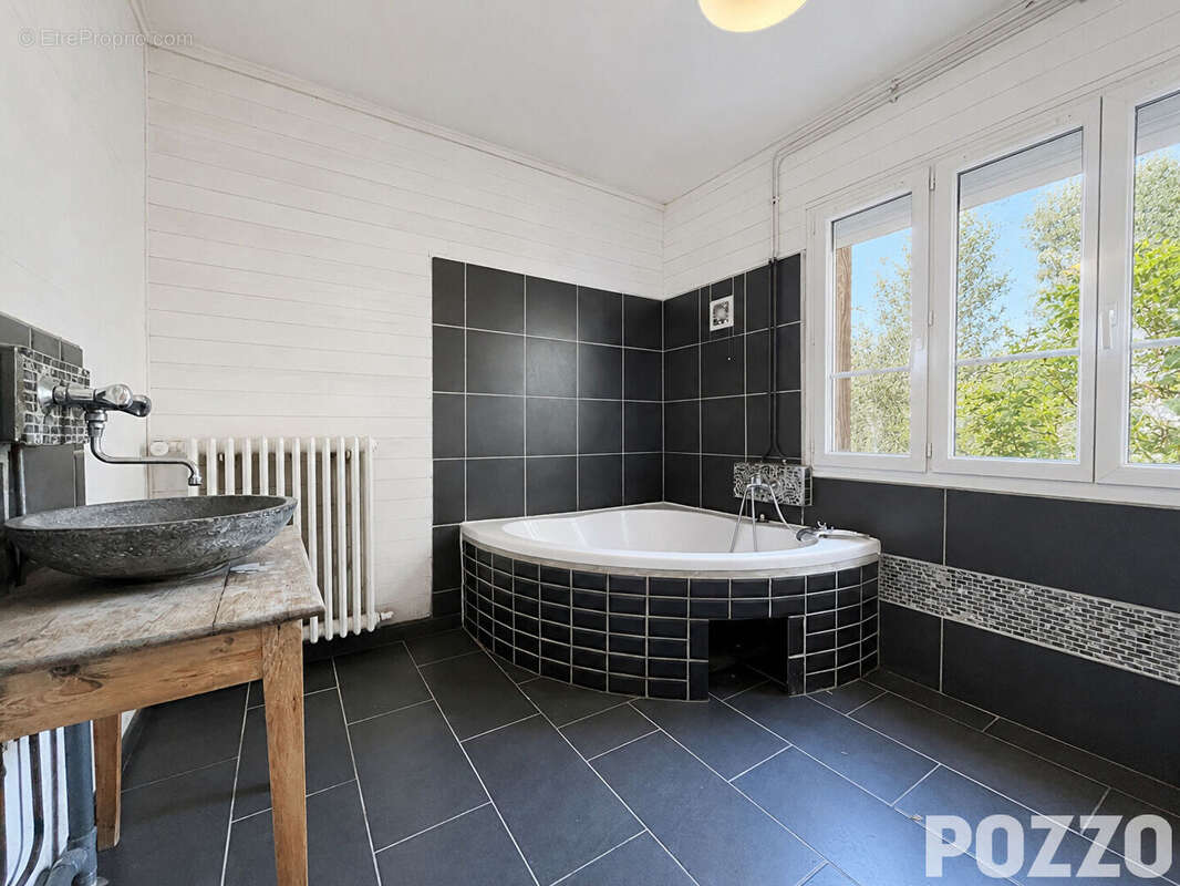 EXCLUSIVITÉ : Coutances Centre Ville, vie de plain pied, 4ch, 123m2, 881m2 de terrain, beaux volumes et belles prestations. - photo 11