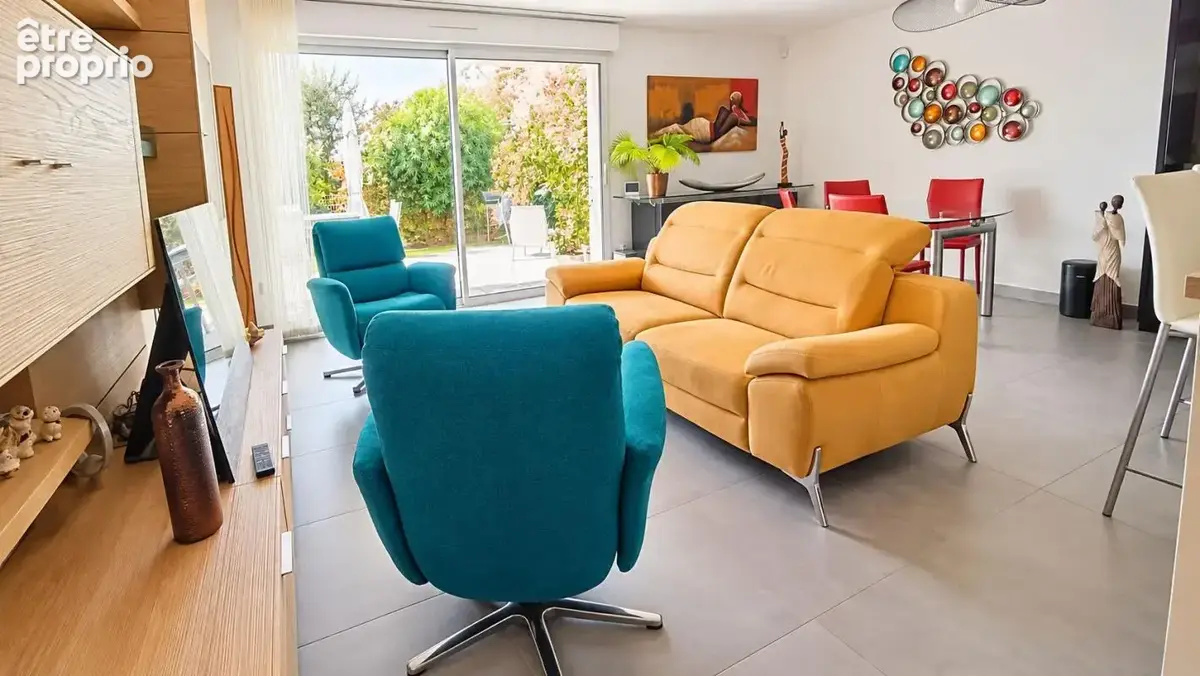 À vendre à Six-Fours-les-Plages : appartement T3 de standing de 82 m² en rez-de-jardin avec terrasse, jardin et deux garages - photo 4