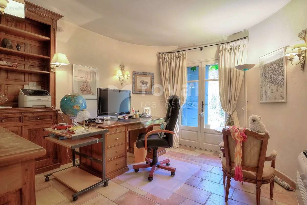 Maison à CHATEAUNEUF-GRASSE