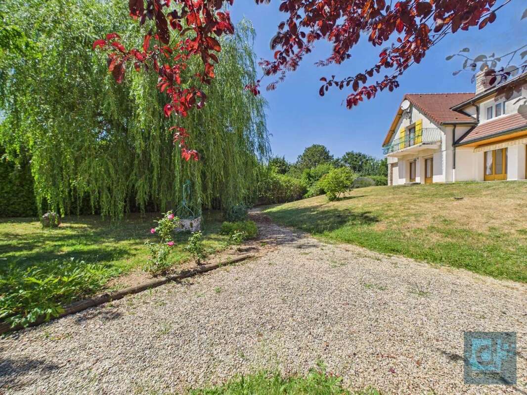 En exclusivité, élégance et caractère pour cette maison familiale - photo 4