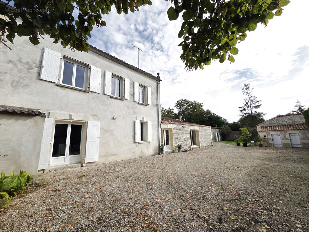 Maison à TRIAC-LAUTRAIT