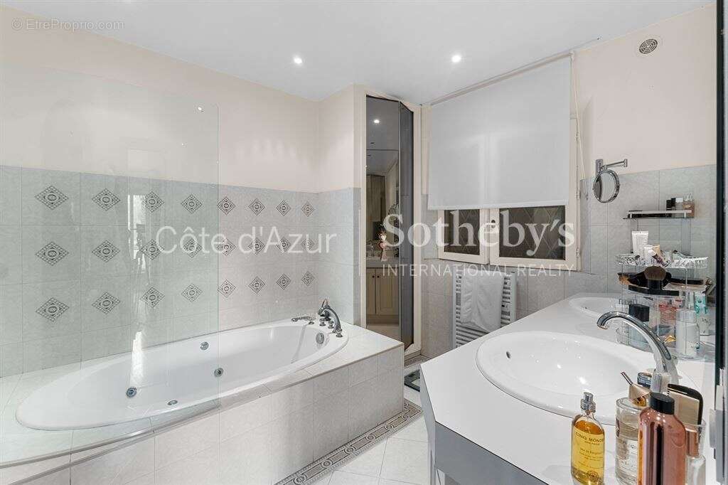 Villa florentine de plain-pied avec maison d’invités et piscine à Grasse Saint-François - photo 15