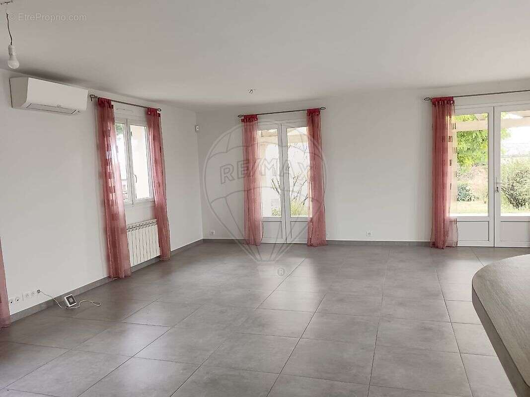 Maison à SAINT-ETIENNE-LA-VARENNE