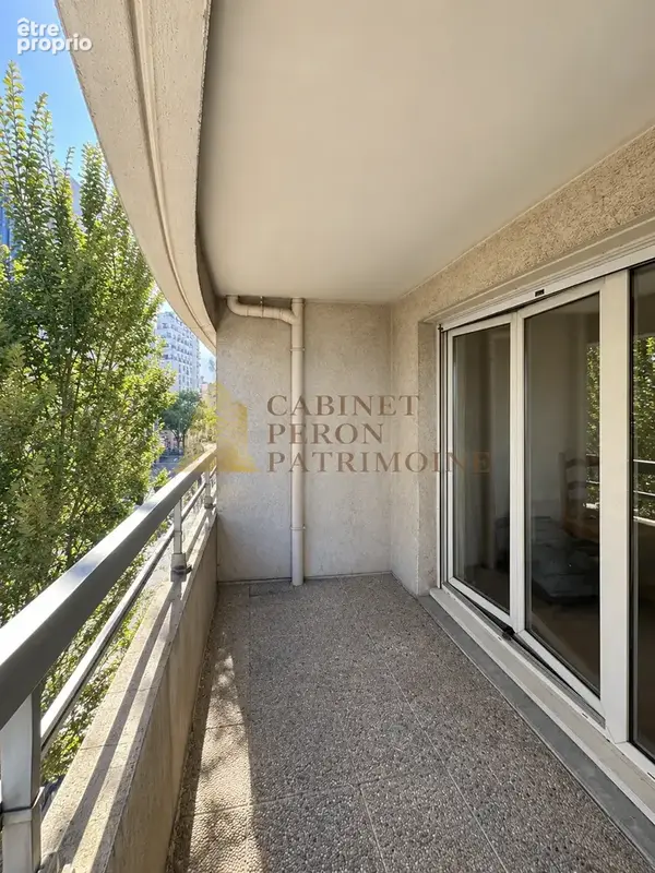 VILLEURBANNE   GRATTE CIEL   Appartement T3 de 67 m2 avec balcon filant et garage - photo 3