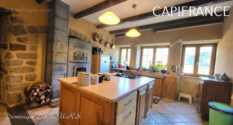 Maison à SAINT-SAUVEUR-DE-MONTAGUT