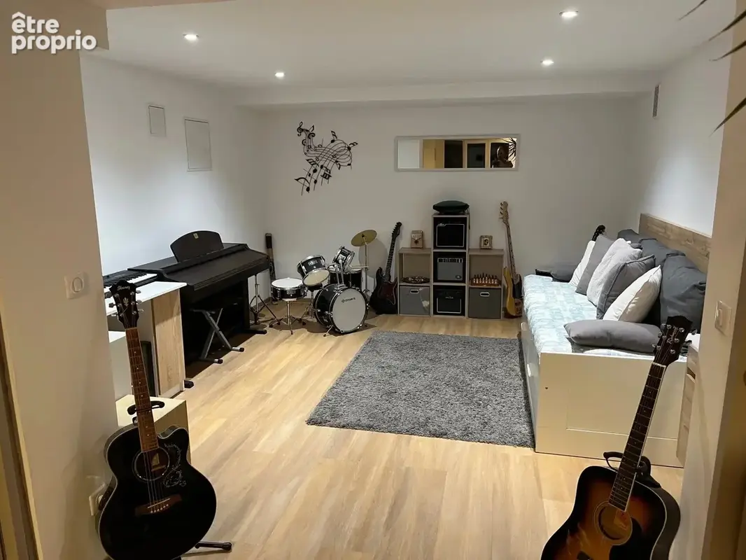 Dickjan POPPEMA d'eXP France vous propose une belle maison avec 5 chambres, terrain constructible attenant, idéal famille ou profession libéral