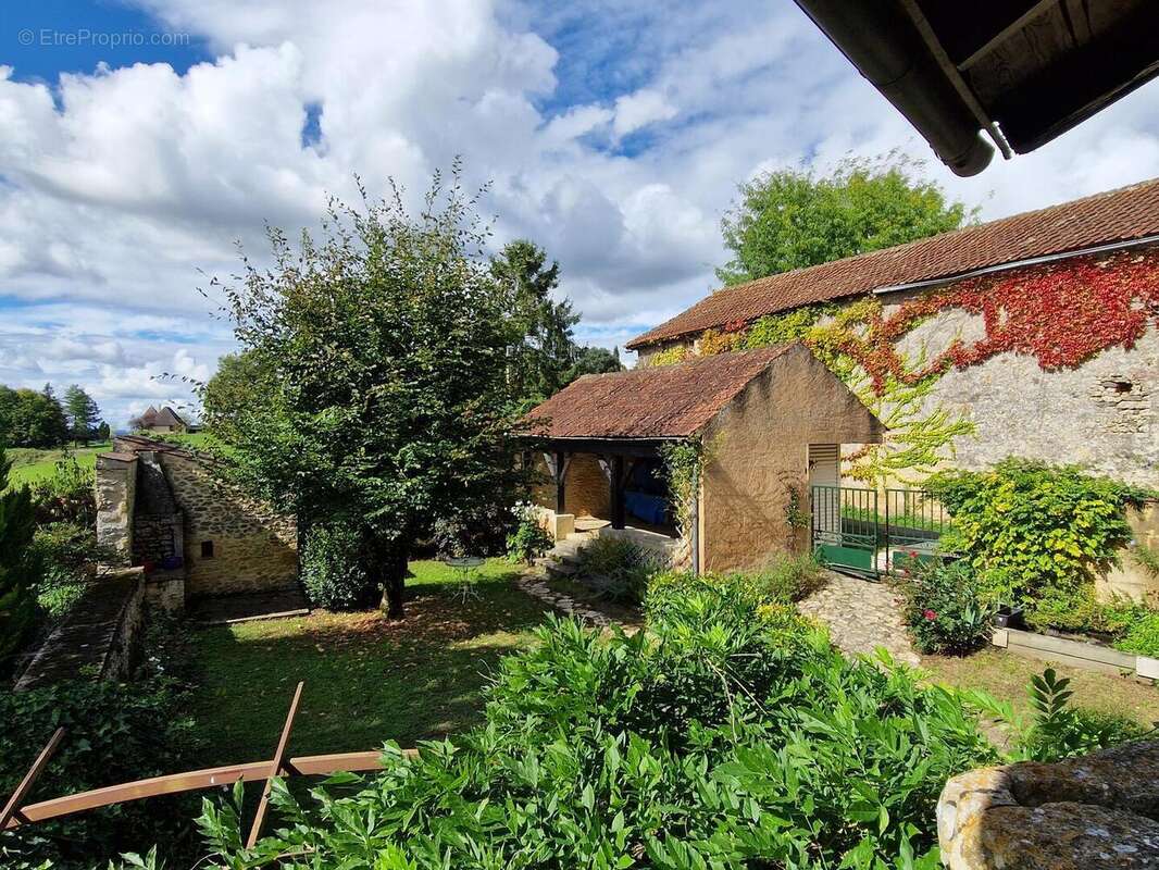 Maison de caractère en pierres avec jardin et dépendance - photo 6