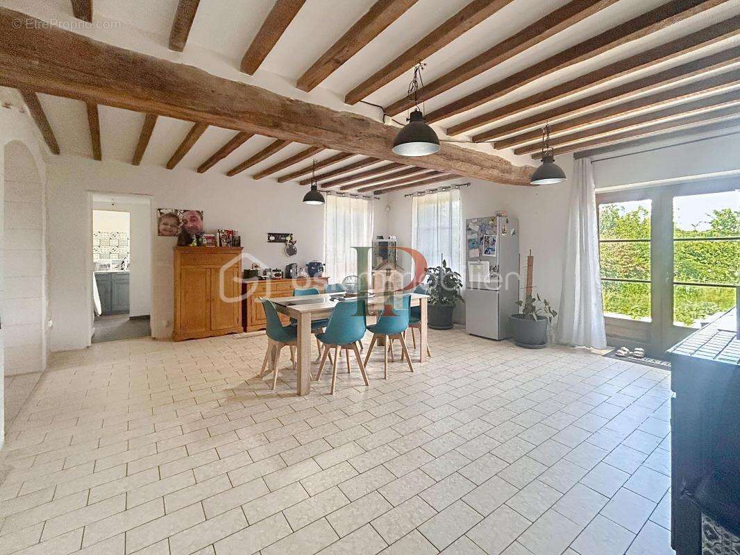 Maison à SAINT-CYR-LES-COLONS