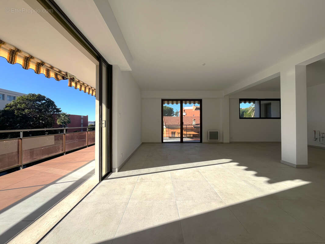 Appartement à SAINT-LAURENT-DU-VAR