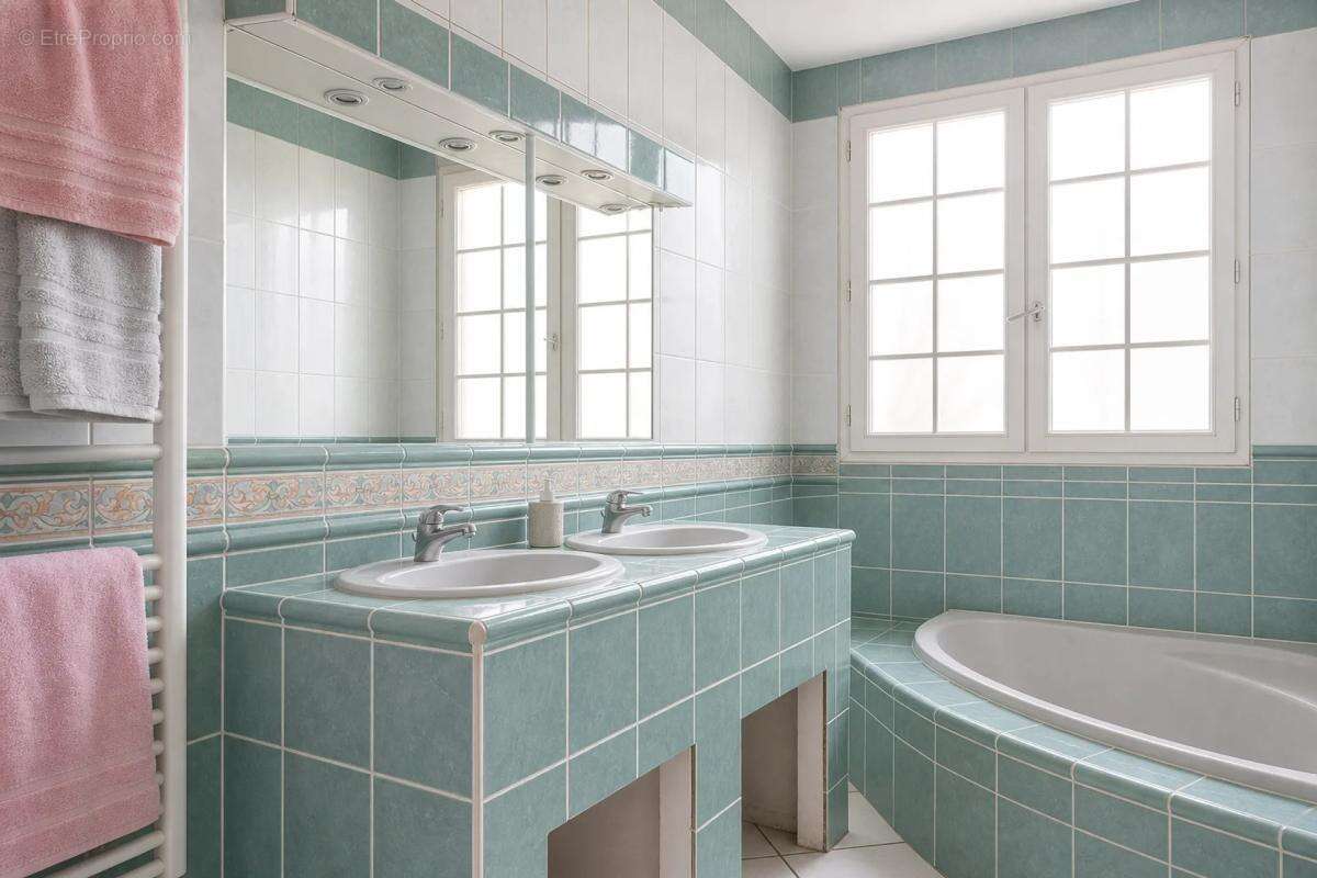 Maison de 10 pièces de 222 m² à Saint-Etienne-de-Tulmont - photo 15
