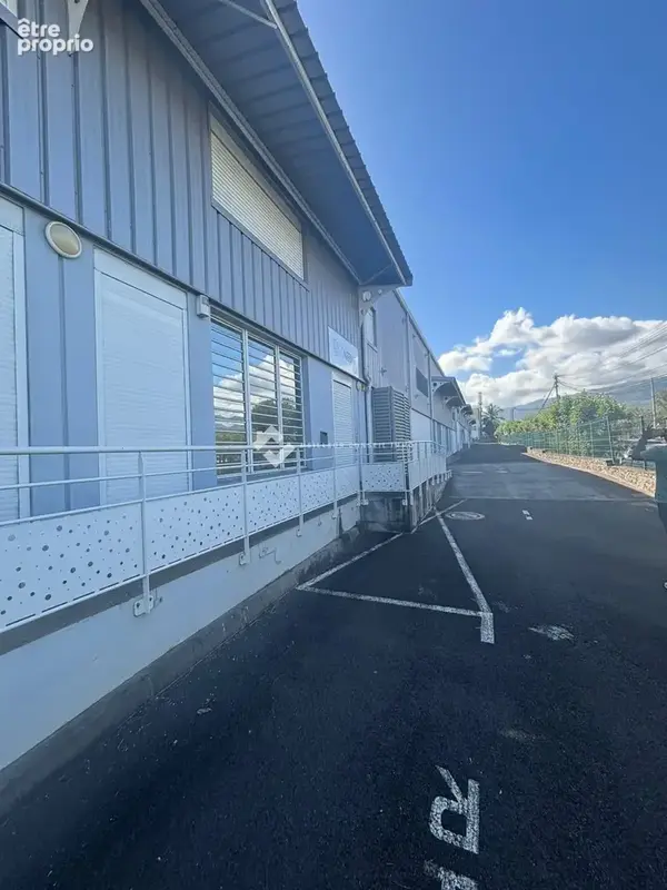 Photo Commerce à Saint-Paul au prix de 7 875 000€