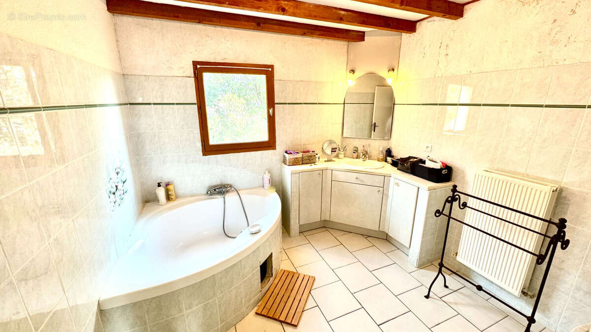 Mas avec piscine et dependances sur 1133 m² de jardin clos et arboré. - photo 13