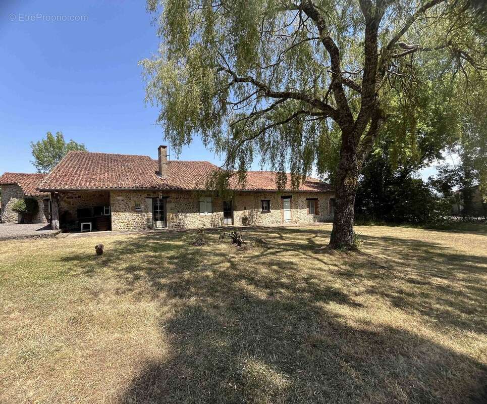 Maison 538 m² à Chasseneuil-Sur-Bonnieure  - photo 3