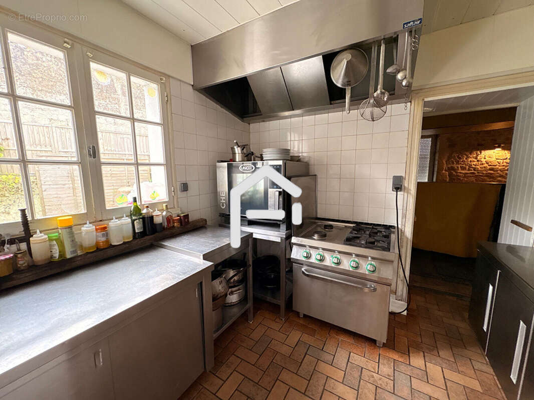 Commerce à SAINT-CYR-EN-TALMONDAIS