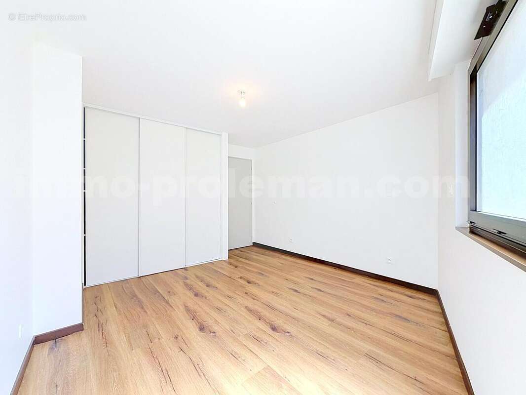 Appartement_T3_Annemasse_belle_superficie_prox_frontière_Suisse_tram_Ceva_direction_GENEVE_Frontaliers_Salon_Séjour_Cuisine_Chambre_1_