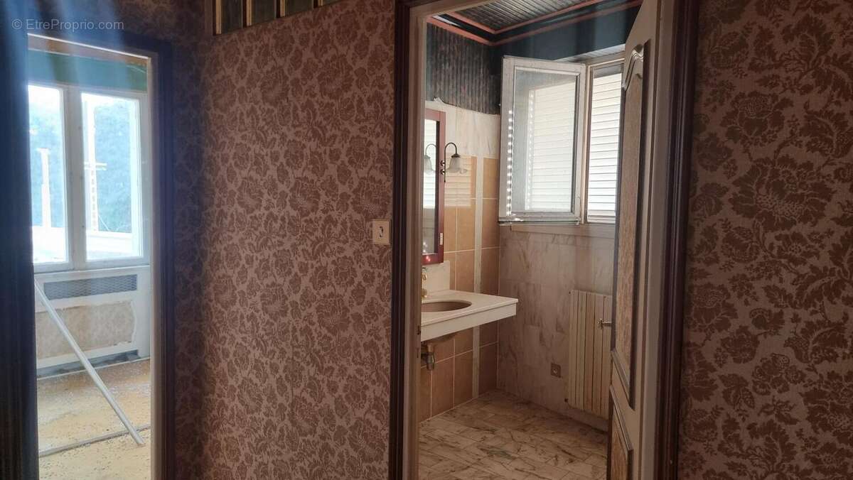 Entrée salle d'eau - Maison à BAGNAC-SUR-CELE