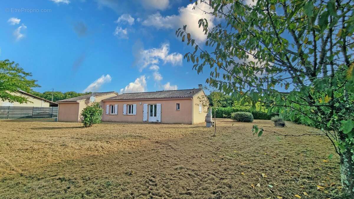 Maison à MANZAC-SUR-VERN