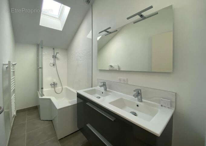 Maison à SAINT-LAURENT-DE-LA-PREE