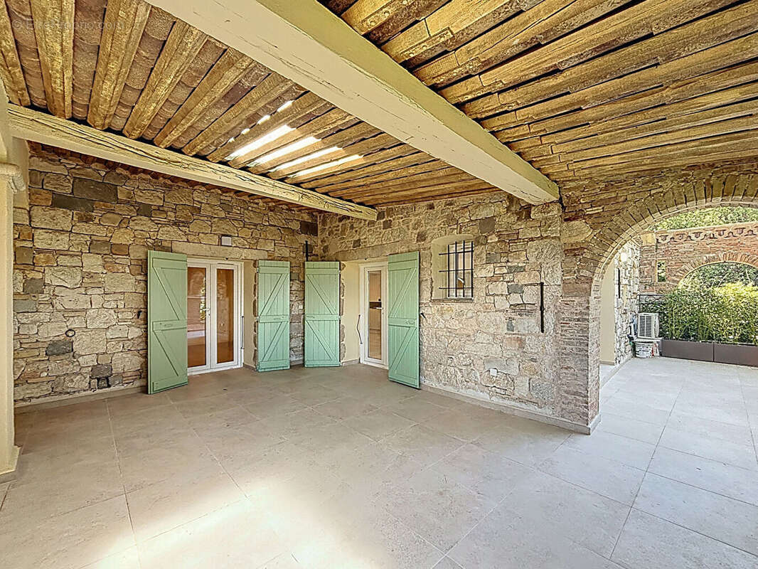 Appartement à SAINT-LAURENT-DU-VAR