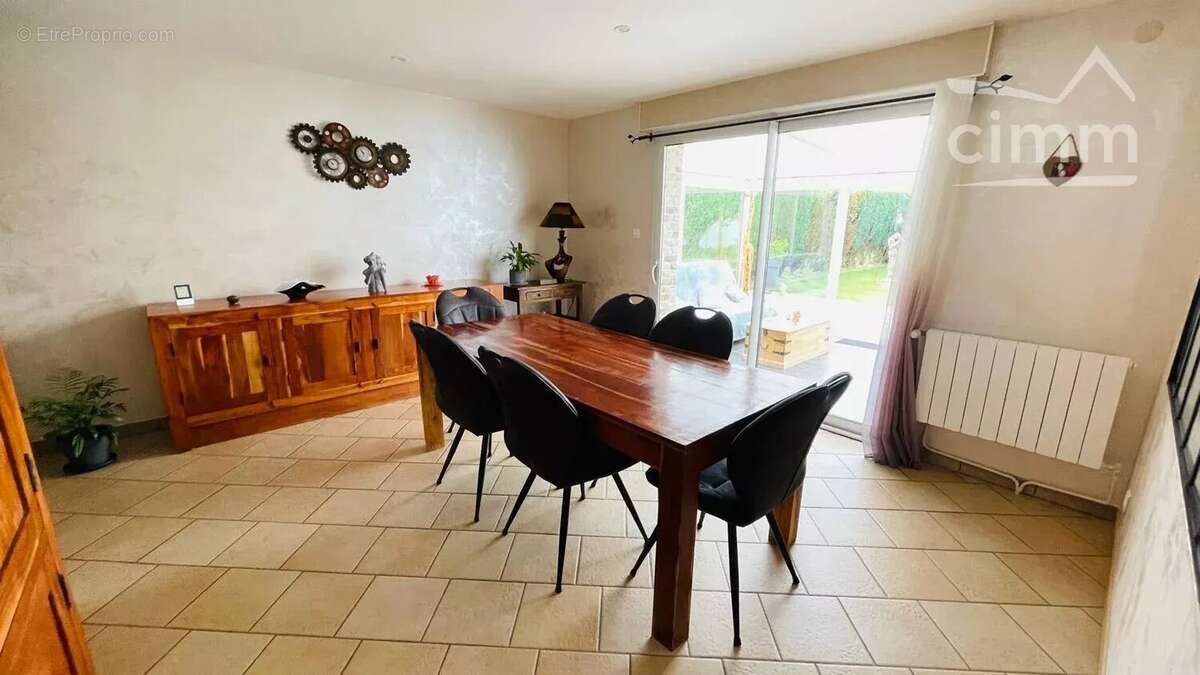 Maison individuelle rénovée avec jardin, vue dégagée et prestations de qualité - photo 6