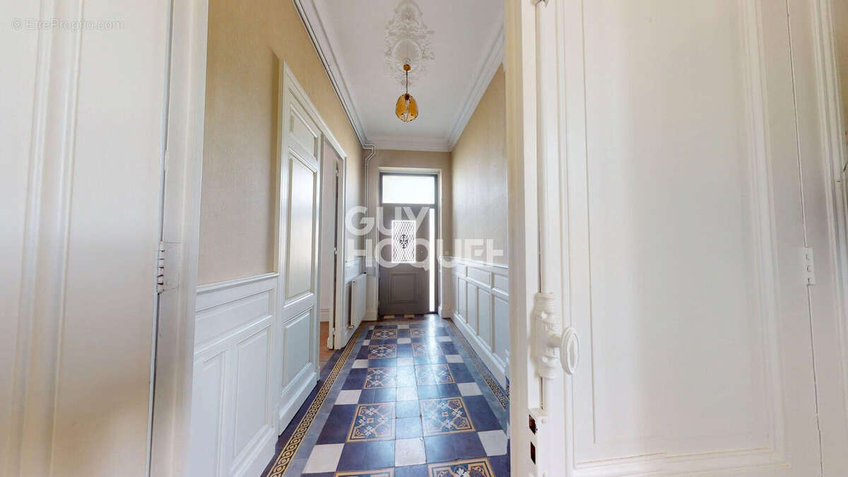 Maison bourgeoise de 200m2, avec dépendance et jardin - photo 3