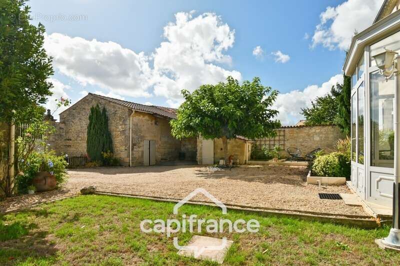 Maison à vendre 10 pièces BIGNAY (17), proche ST JEAN D'ANGELY et ses commerces, avec jardin, piscine et garage - photo 10