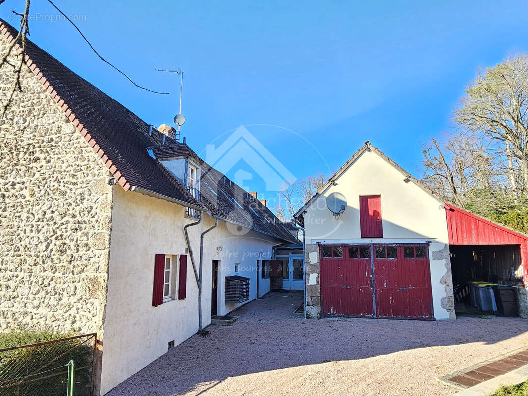 Maison à MONTAIGU-LE-BLIN
