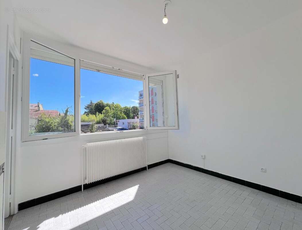 Appartement 80 m² à Decines-Charpieu  - photo 2