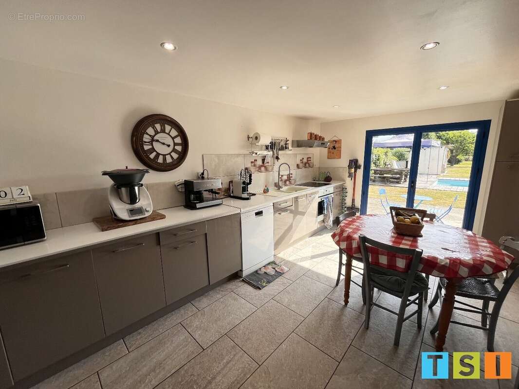 Maison rénovée 151 m²  4 chambres  Terrain 2120 m²  Piscine  Triple garage - photo 8