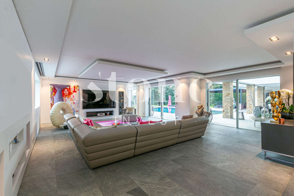 Villa de prestige, avec piscine, implanté sur un terrain de 2521 m² - photo 4