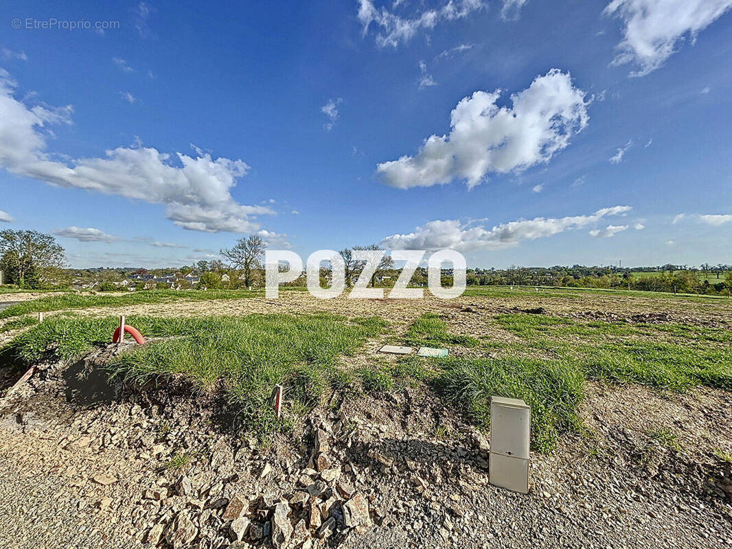 Terrain à VILLEDIEU-LES-POELES