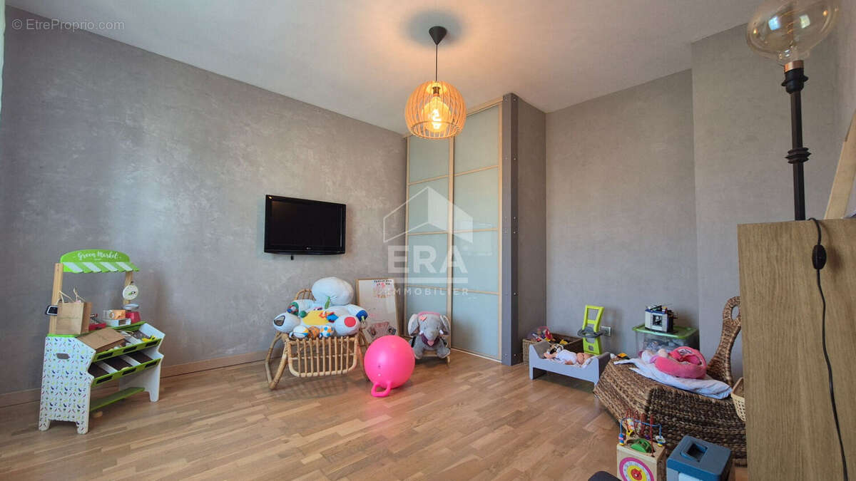 Maison à MANDRES-LES-ROSES