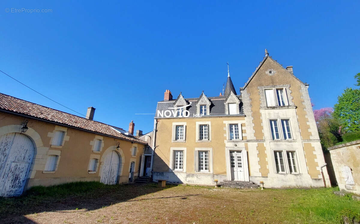 Maison 10 pièces 318 m² à vendre à Beaumont (86490) - photo 2