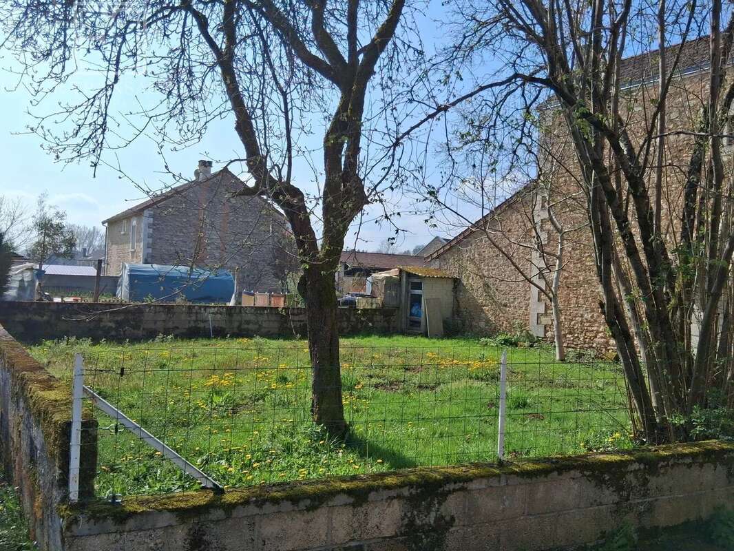 Maison à JAVERLHAC-ET-LA-CHAPELLE-SAINT-ROBERT