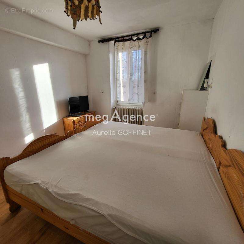 Maison à LAROCHE-SAINT-CYDROINE