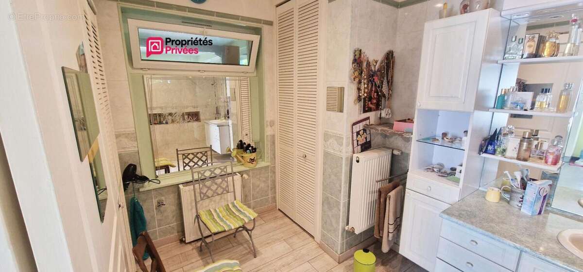 Très belle maison rénovée de 133 m² - 5 pièces - terrasses - dépendances - grange  et jardin arboré - photo 11