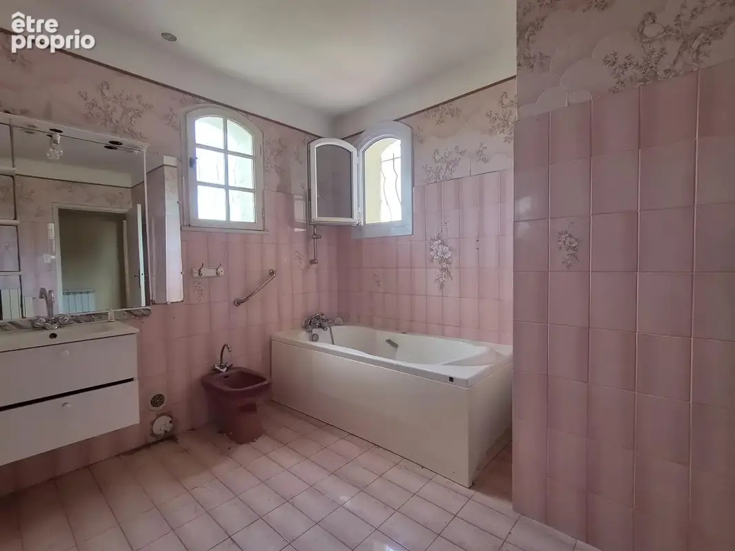 Maison de caractère avec piscine, grand terrain arboré et fort potentiel de valorisation - photo 9