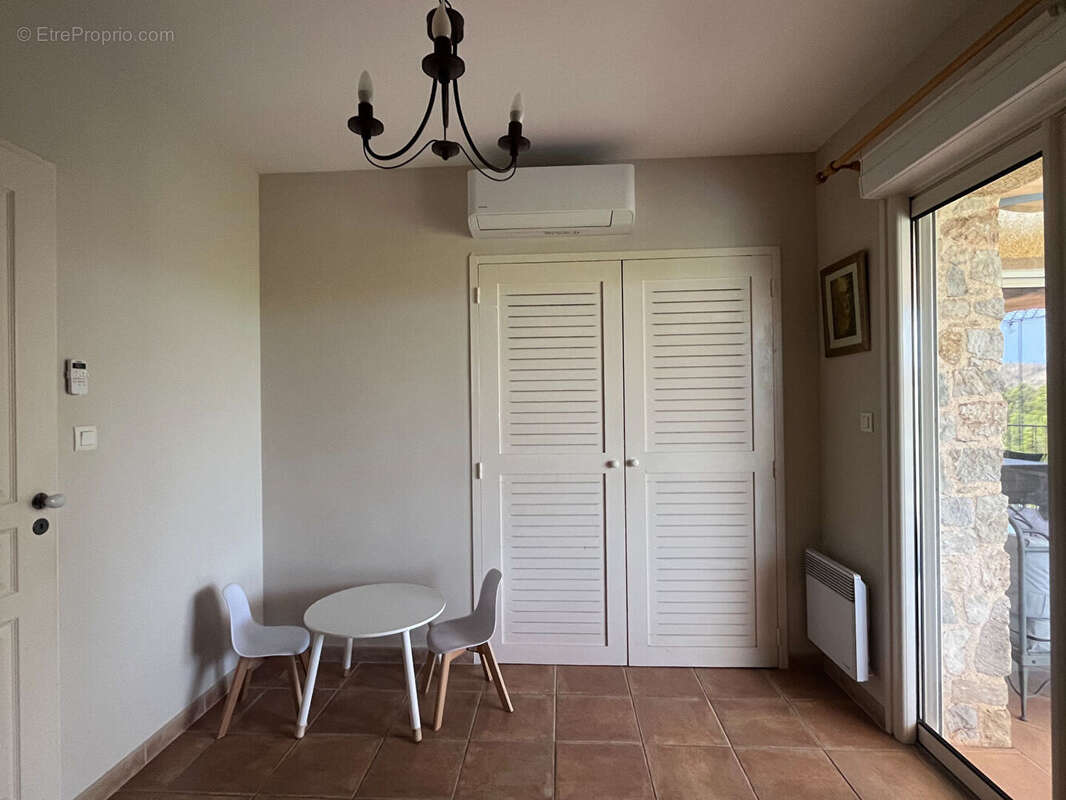 Luxueuse villa , 5 chambres avec piscine et garage, climatisation et vue panoramique exceptionnelle. - photo 8