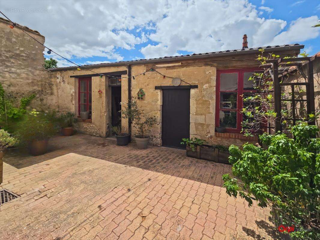  Maison de ville de 4 pièces – Fort potentiel, cour et dépendance  Idéalement située au cœur d'une commune dynamique, découvrez  - photo 13