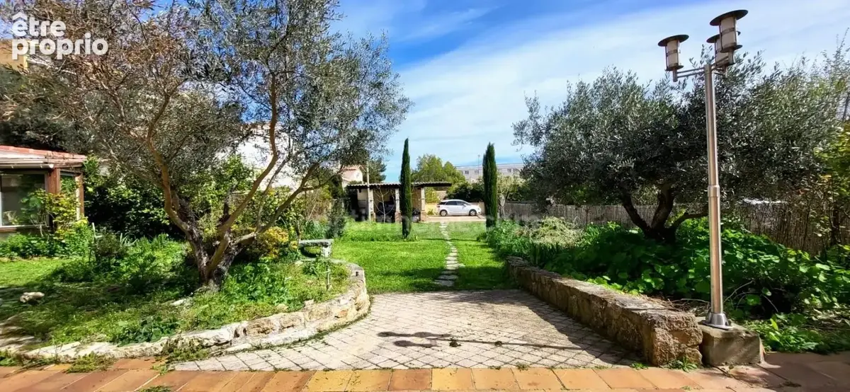MARTIGUES (13) : à vendre Maison 4 chambres, 1 bureau, 2 appartements T3 et T4, garage sur terrain 859m² - photo 1