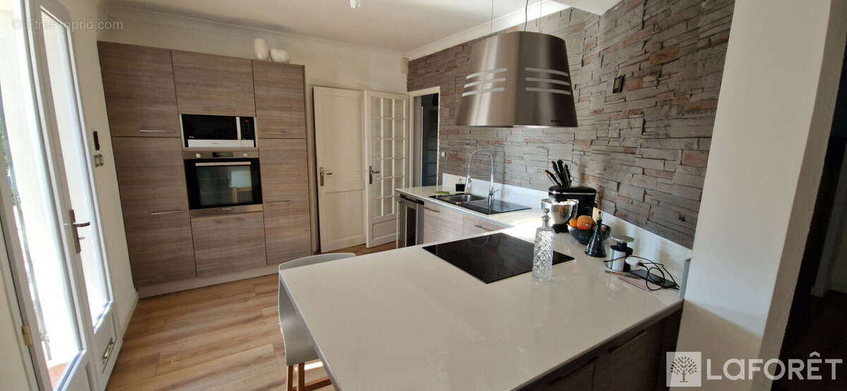 Maison à SAINT-MITRE-LES-REMPARTS